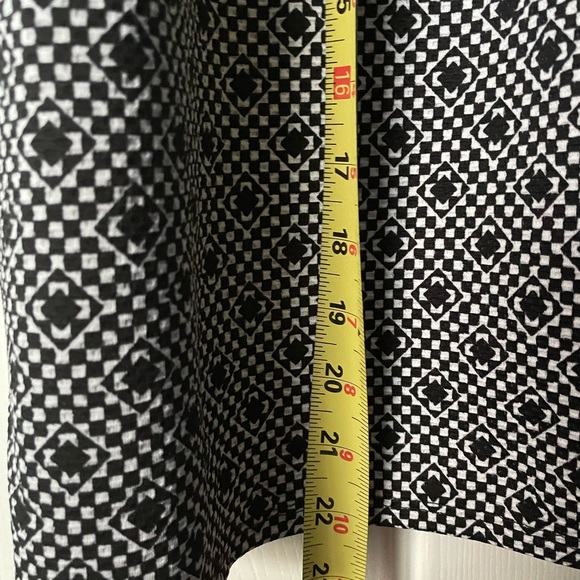 Small black/white check design skirt - Picture 4 of 4